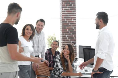 takım genç çalışanların tartışıyor