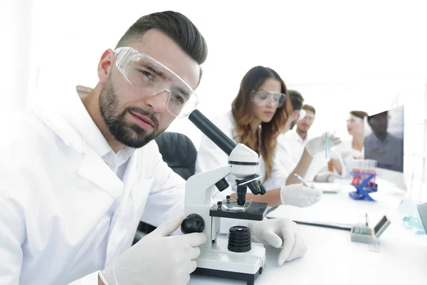 Närbild av manliga tekniker sitter vid hans arbetar i laboratoriet — Stockfoto