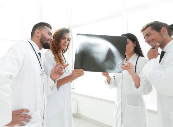 Gezondheidswerkers, patiënten x-ray film kijken — Stockfoto