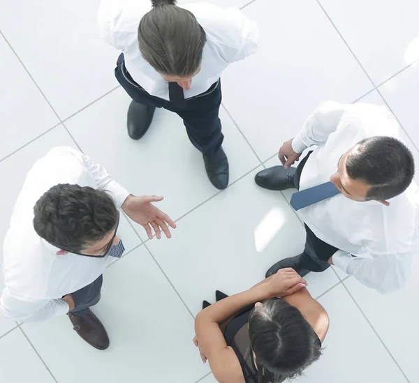 Vista dall'alto. l'immagine di sfondo di un team aziendale che discute questioni di business . — Foto Stock