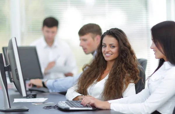 Business-team på arbetsplatsen på kontoret — Stockfoto