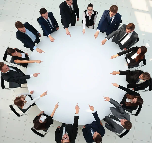 Primo piano .business team che punta al centro del tavolo . — Foto Stock