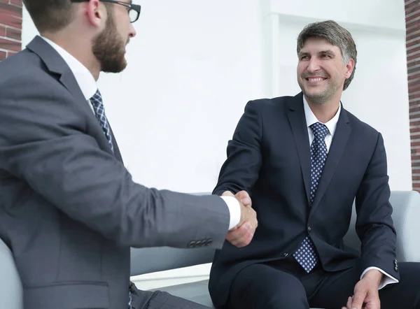 Handshake gerente e advogado no escritório — Fotografia de Stock