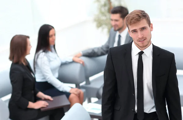 Retrato de empresário confiante no fundo do escritório . — Fotografia de Stock