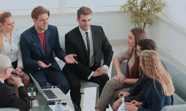 Groep van mensen uit het bedrijfsleven samen te brainstormen in het Vergader-r — Stockfoto