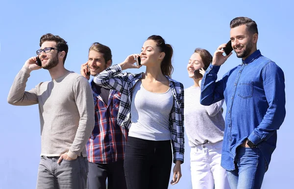 akıllı telefonlar ile gençlerin bir grup closeup.