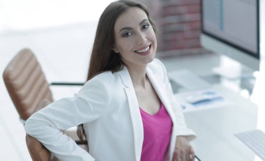 başarılı bir iş kadını gülümseyen müşteri