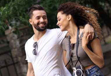 Kentsel sokakta yürüyen genç Çift