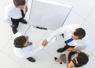 En baştan görüntüleyin. arka plan resmi el sıkışmasının iş ortakları