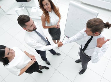 sunum öncesi meslektaşlarının el sıkışma.