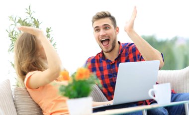 modern bir oturma odasında oturup mutlu genç Çift.