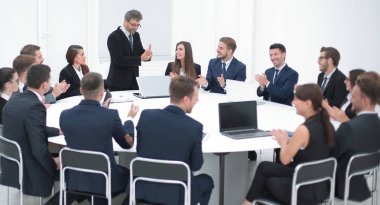 İş adamı müzakerelerde bir öneri üzerine konuşuyor.