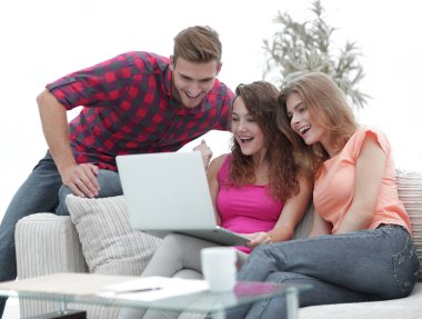 Öğrenciler dizüstü bilgisayardaki en sevdiğiniz videoyu inceliyor.