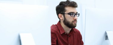 bir dizüstü bilgisayarda çalışan