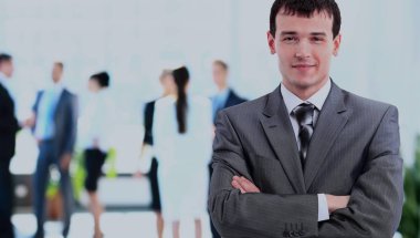 ofisinde memnuniyeti ile kameraya bakarak mutlu olgun iş adamı