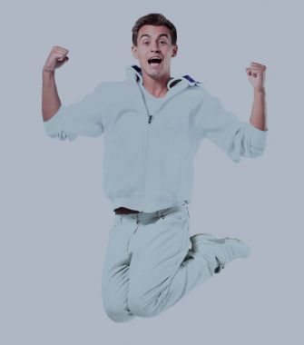 genç adam atlama. Beyaz arka plan üzerinde izole