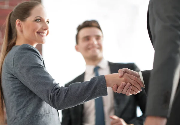 Closeup obchodních partnerů handshake. — Stock fotografie