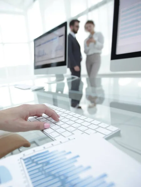 Close-up de gráficos financeiros e teclado do computador na área de trabalho — Fotografia de Stock