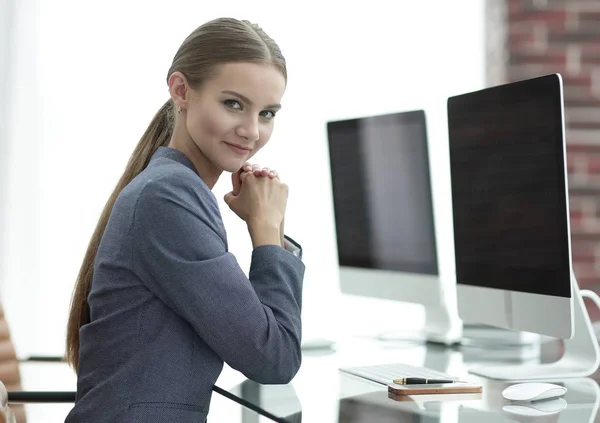 Contabile donna che lavora con i grafici finanziari — Foto Stock