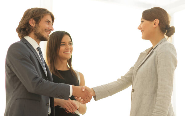 Бизнесмены пожимают руки в комнате с большим оконным туалетом