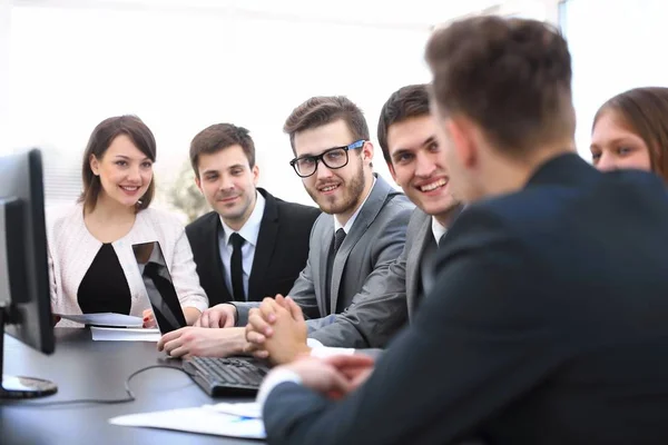 Hombre de negocios que comienza a reunirse con el equipo de negocios —  Fotos de Stock