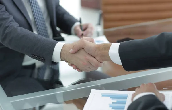 Begrüßung und Handschlag mit Geschäftspartnern — Stockfoto