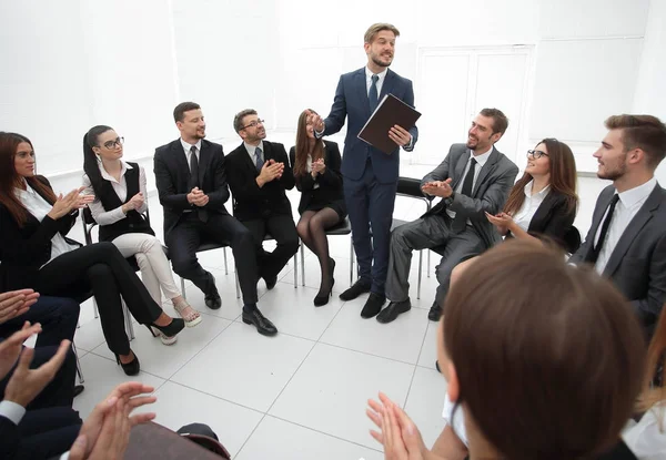 Affärsmän som applåderar tränare efter föreläsningen . — Stockfoto