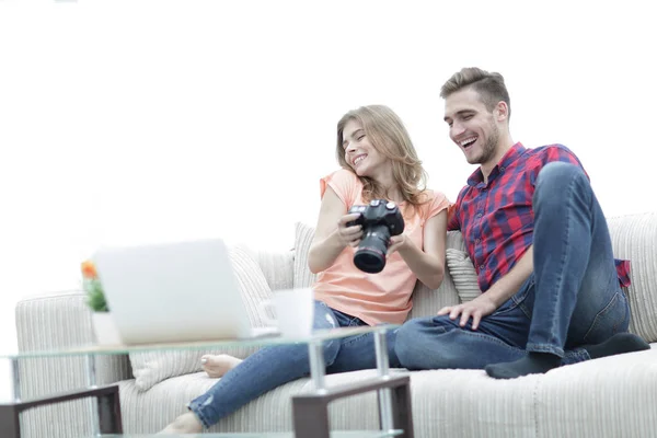 Young couple with a photo camera makes viewing photos — Stock Photo, Image