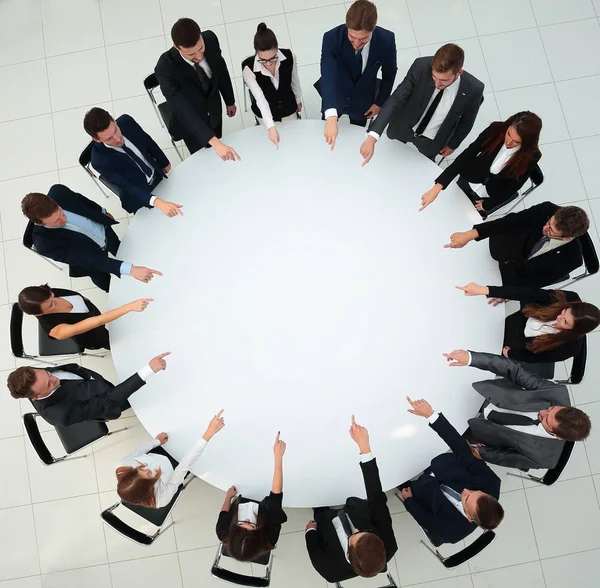 Equipe de negócios indica o centro da mesa redonda . — Fotografia de Stock