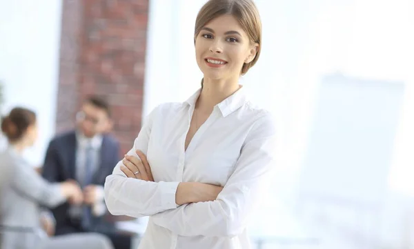 Retrato de jovem mulher de negócios no fundo do escritório — Fotografia de Stock