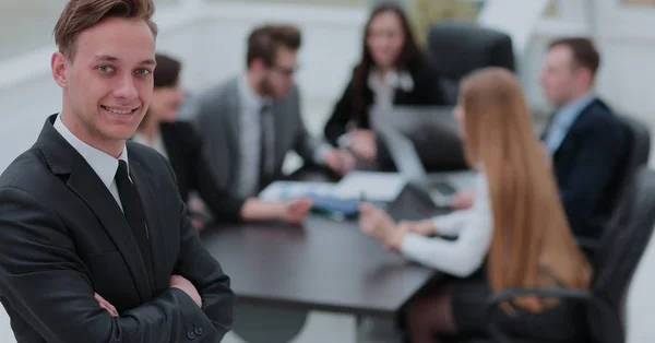 Ansikte av stilig affärsman på bakgrunden av business peopl — Stockfoto