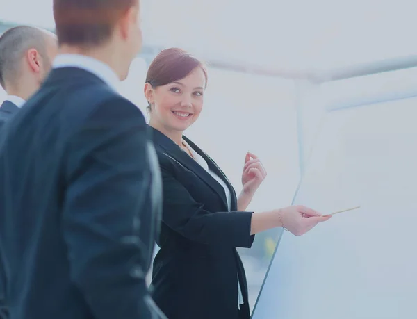 Porträt einer Geschäftsfrau, die seine Idee seinen Kollegen bei einem Meeting vorstellt. Teamarbeit. — Stockfoto