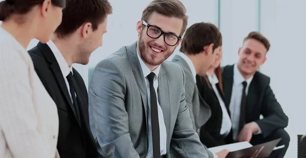 Gente de negocios feliz hablando en la reunión en la oficina — Foto de Stock