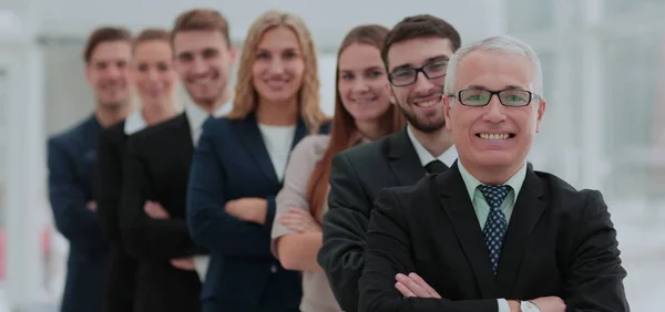 Primo piano dei dipendenti un team aziendale in piedi con incrocio — Foto Stock