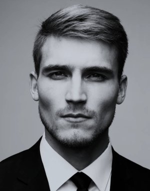 Başarılı bir yakışıklı busin siyah-beyaza yakın çekim portresi