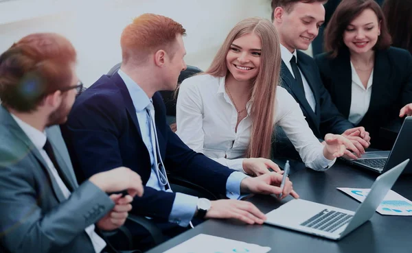 Geschäftsleute sprechen über Treffen im Büro — Stockfoto