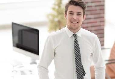 Kendine güvenen genç işadamı office arka plan üzerinde