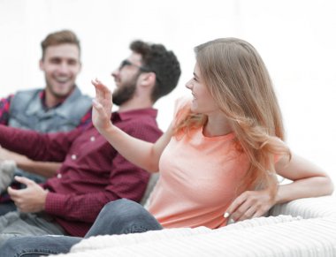 bir grup genç insan kanepede olacak.