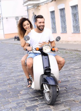 Mutlu çift retro motosiklet sürme tam uzunlukta yan görünüm