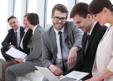 Brifingden önce meslektaşları ile çalışan