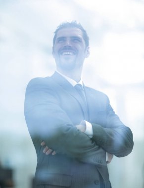 Camın arkasından. modern iş adamı ofis pencereden görünüyor