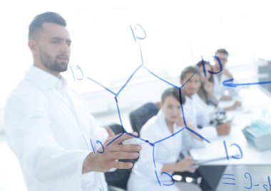 Camın arkasından. Laboratuarda blackboard yakın duran bir bilim adamı.