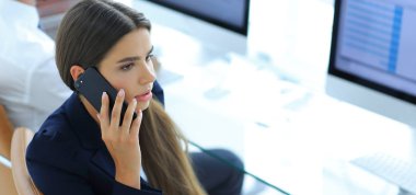 cep telefonunu konuşurken ciddi kadın çalışan