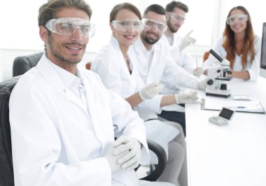 İş yerindeki bilimsel proje ve araştırma ekibinin başı.