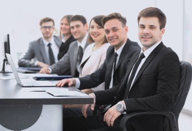 Proje Yöneticisi ve masada oturan profesyonel iş takım