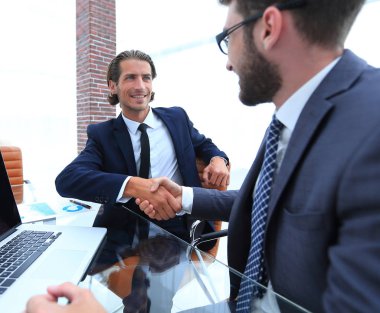 portre. bir ofiste iş el sıkışma.