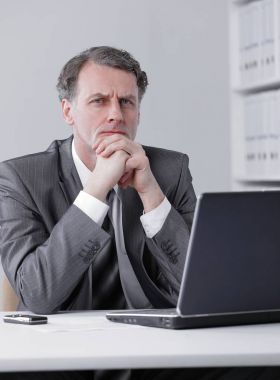 office çalışma alanı'ndaki masada oturan işadamı