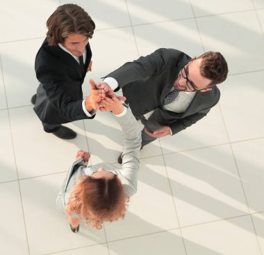 Çak bir beşlik ofiste kalan vererek iş adamları