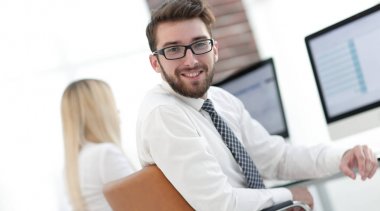 ekranın önünde oturan deneyimli programcılar.