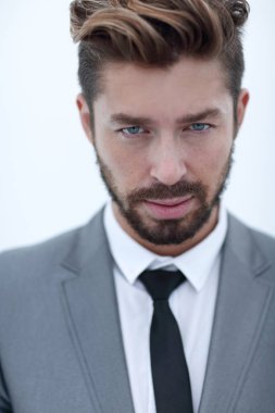 Takım elbise ve kravat takan ciddi bir iş adamı. mavi arkaplan